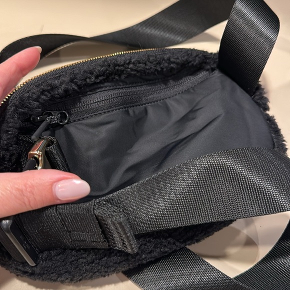 Lululemon Everywhere Belt Bag - Picture 4 of 5